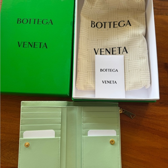 BOTTEGA VENETA Mint Green Leather bi-fold wallet - Picture 2 of 7